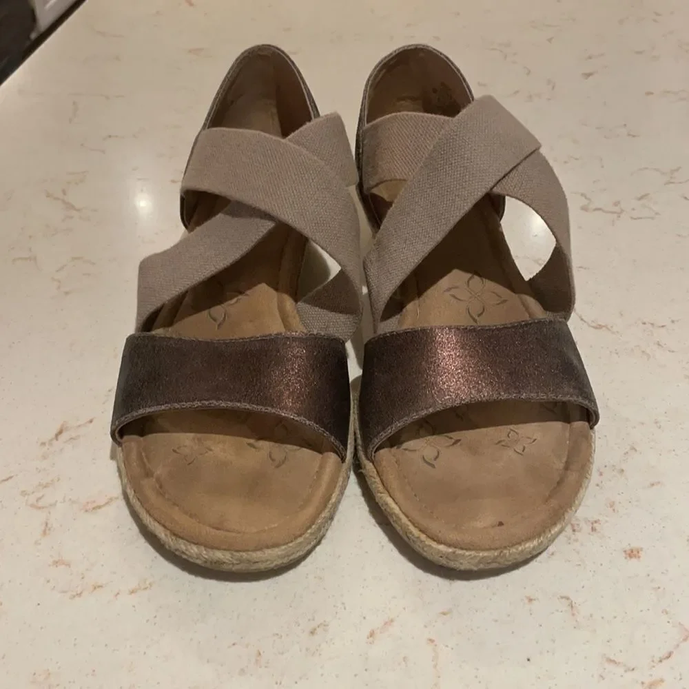 Comfortiva with Pillowtop espadrille strapped sandals SZ 8